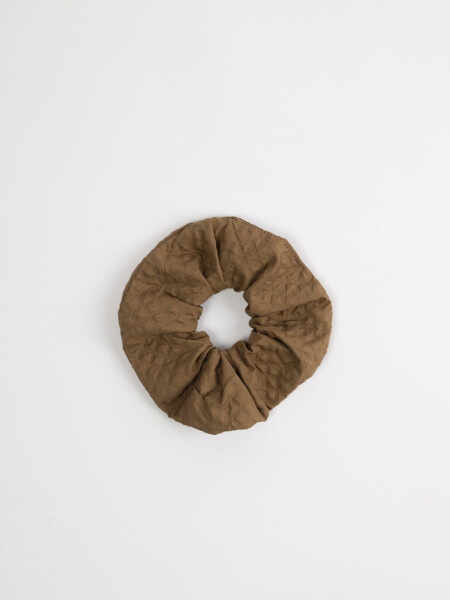 Scrunchie textura Tostado