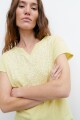 Remera escote V con puff print lima