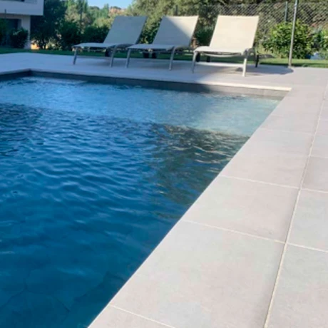 Peldaño Piscina Rustica Gris Antideslizante 119.7X3.15Cm GAMAS DE GRIS