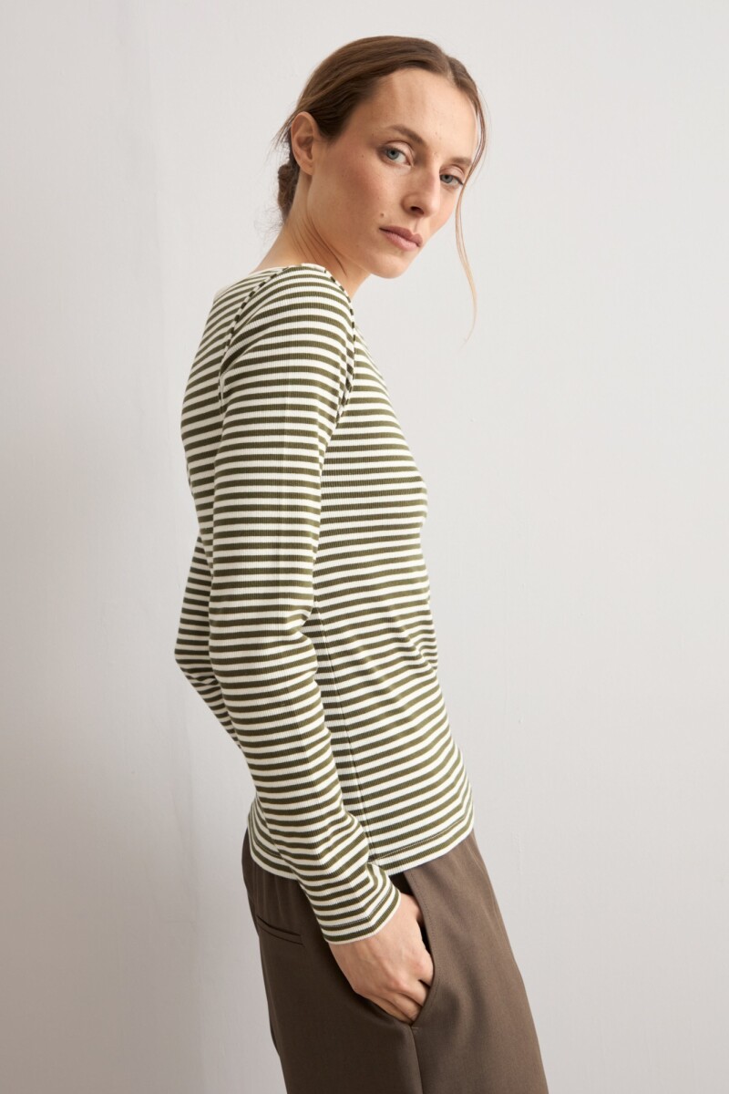 Remera rayada escote bote verde oliva