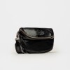 Bandolera Soft en cuero charol arrugado Negro