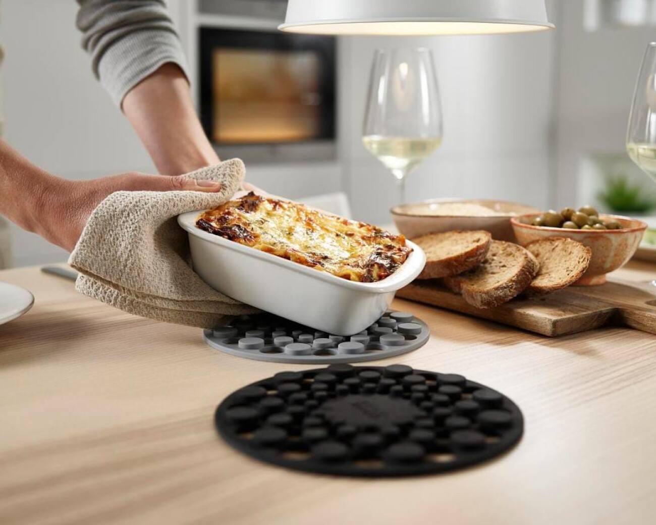 Set de 2 Posafuentes de Silicona Joseph Joseph Spot-On Set de 2 Posafuentes de Silicona Joseph Joseph Spot-On