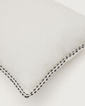 Almohadón Sinet de lino blanco con bordado negro 45 x 45 cm