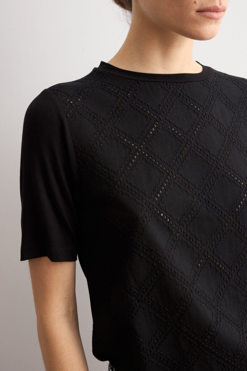 Remera frente broderie negro