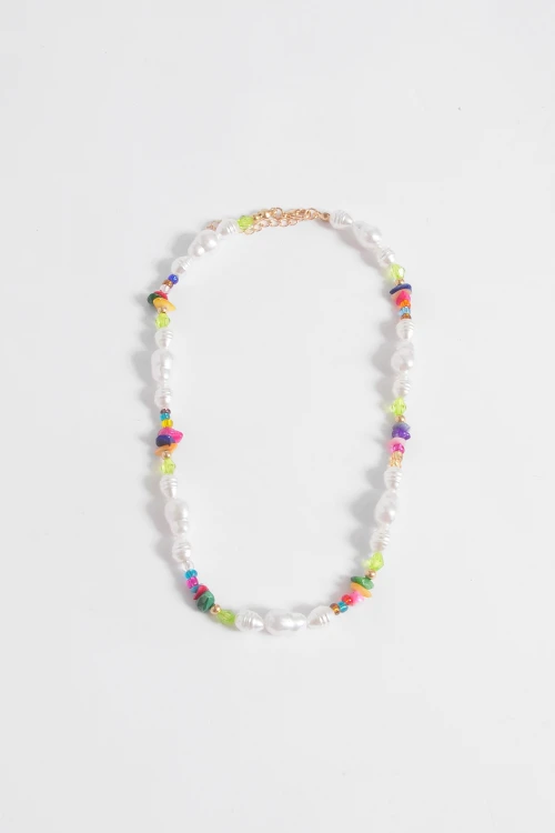 Collar de perlas con mostacillas crudo