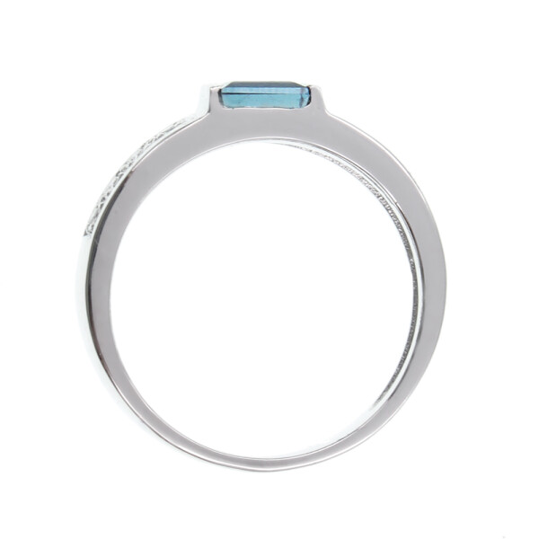 Anillo Elizabeth en oro blanco 18k con brillantes y zafiro Anillo Elizabeth en oro blanco 18k con brillantes y zafiro