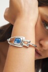 PULSERA SEMIRIGIDA DE ALEACIÓN DE METALES BAÑADA EN PLATA DE LEY CON CRISTAL FACETADO AZUL Pulsera