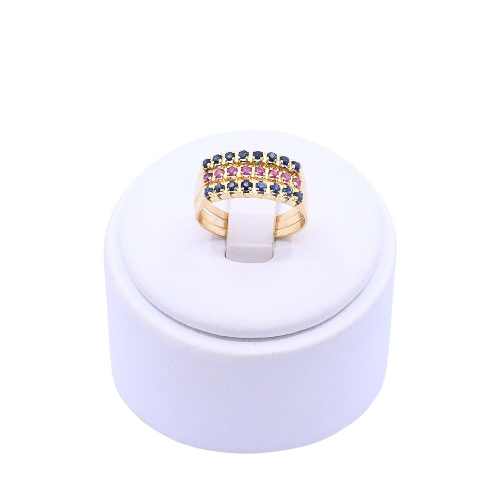 Anillo oro 18k triple con zafiros azules y rubíes. Anillo oro 18k triple con zafiros azules y rubíes.