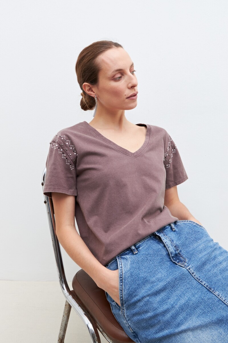 Remera con tachas chocolate