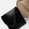 Cartera Al Hombro Akira en Efecto Cuero Liso Negro