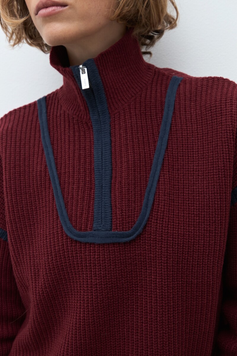 Sweater vivo en contraste bordo