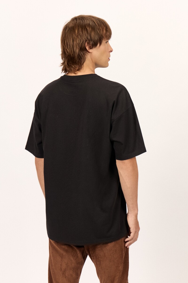 REMERA ARCH EMB OVER TEE J-negro