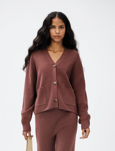 SACO OVERSIZE CON ESCOTE EN V MARRÓN