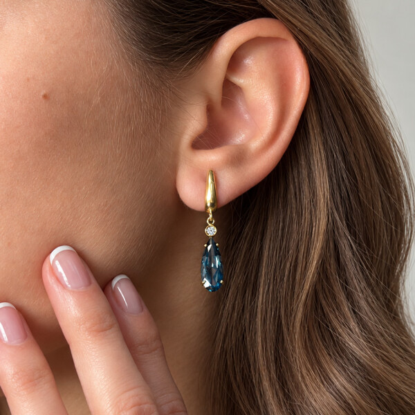 Caravanas Calma de Oro Amarillo 18k con Brillantes y Topacio Azul Caravanas Calma de Oro Amarillo 18k con Brillantes y Topacio Azul