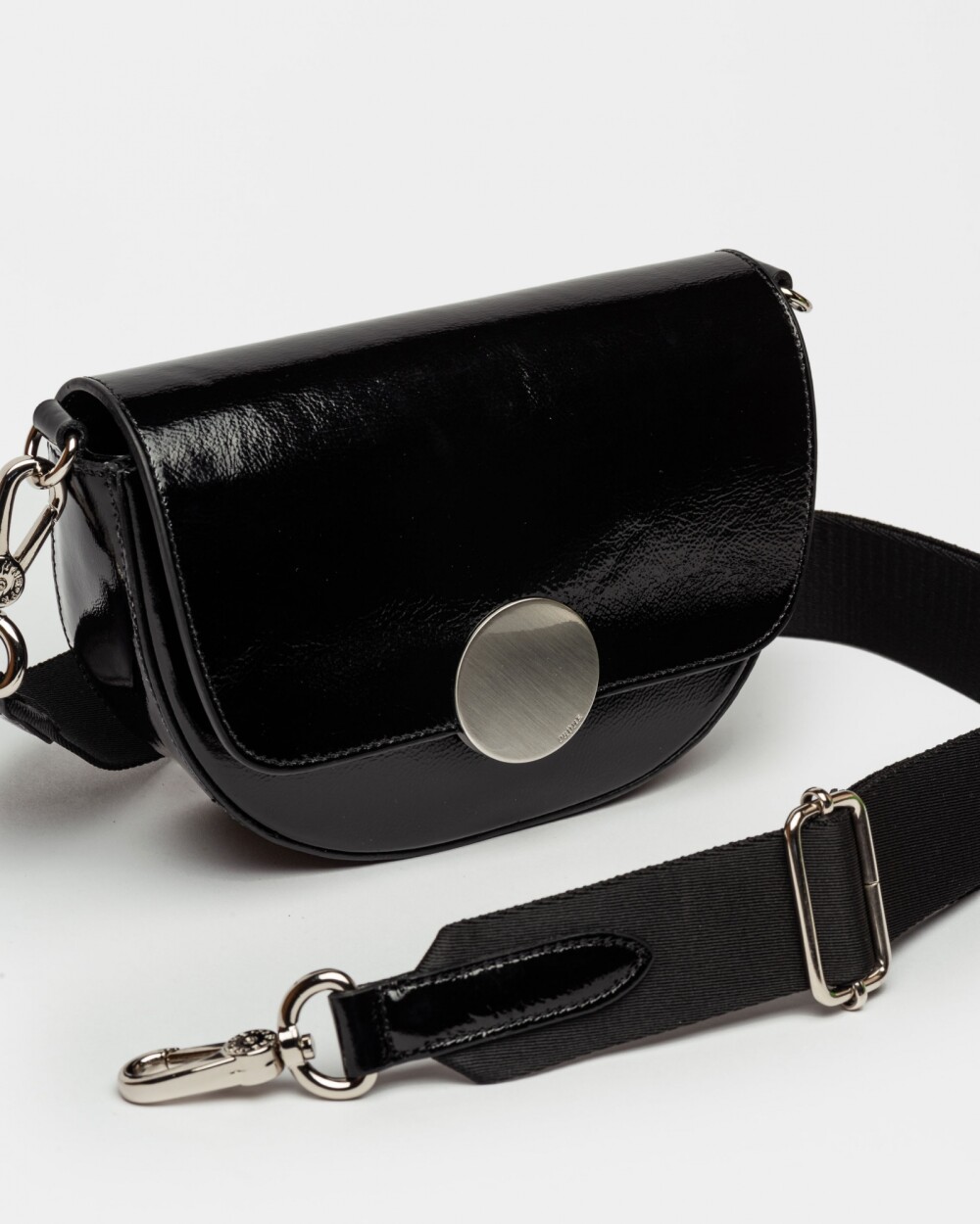 Mini Bag The Circle En Cuero Charol Arrugado Negro