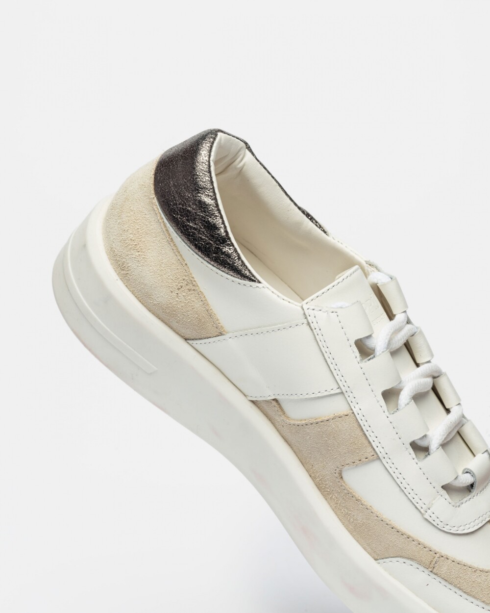 Sneaker Byron En Cuero Liso Natural