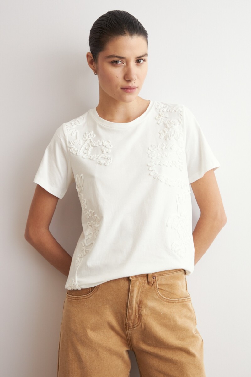 Remera apliques florales crudo