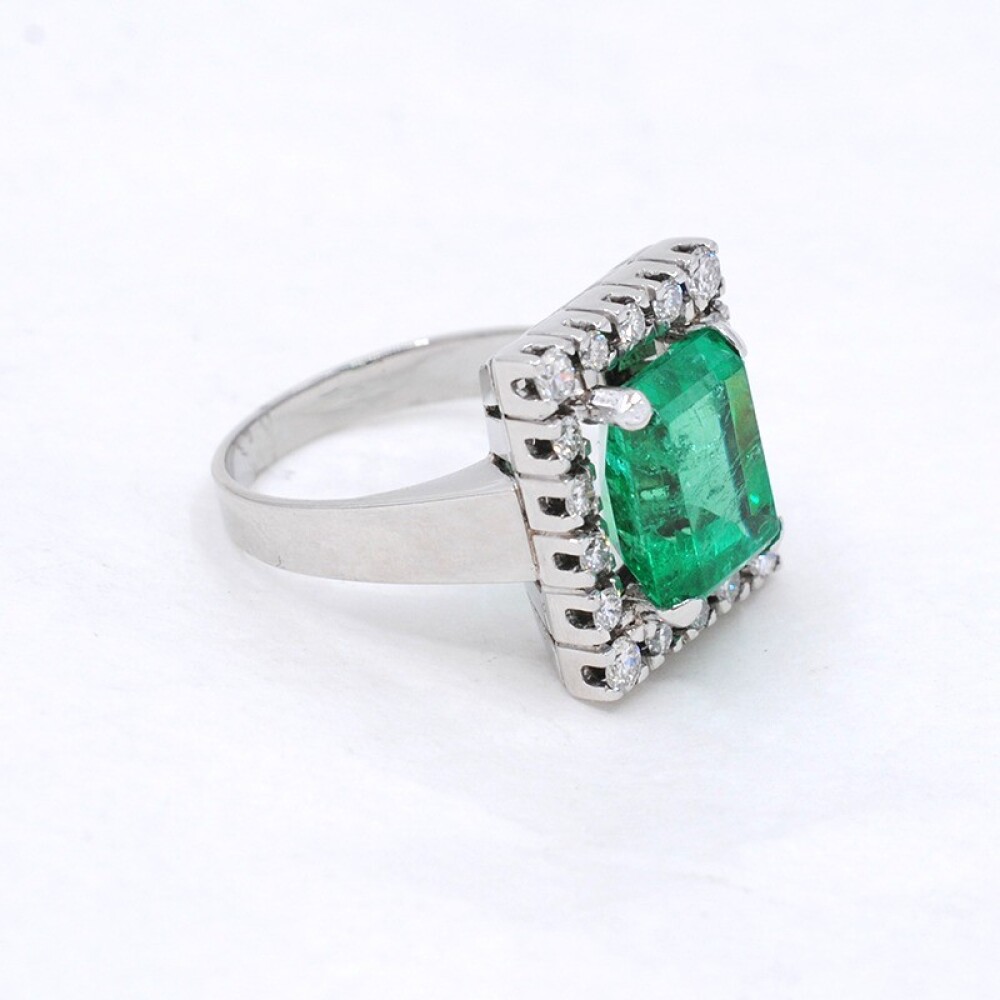 Anillo En Oro Blanco 18K Con Brillantes Y Esmeralda Anillo En Oro Blanco 18K Con Brillantes Y Esmeralda