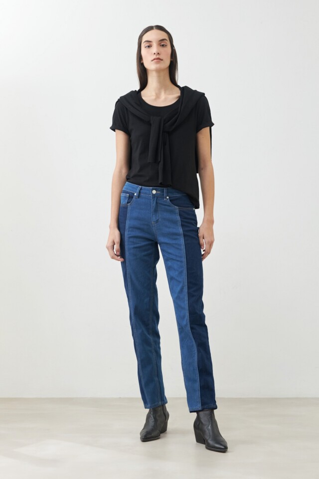 Remera escote a la base negro