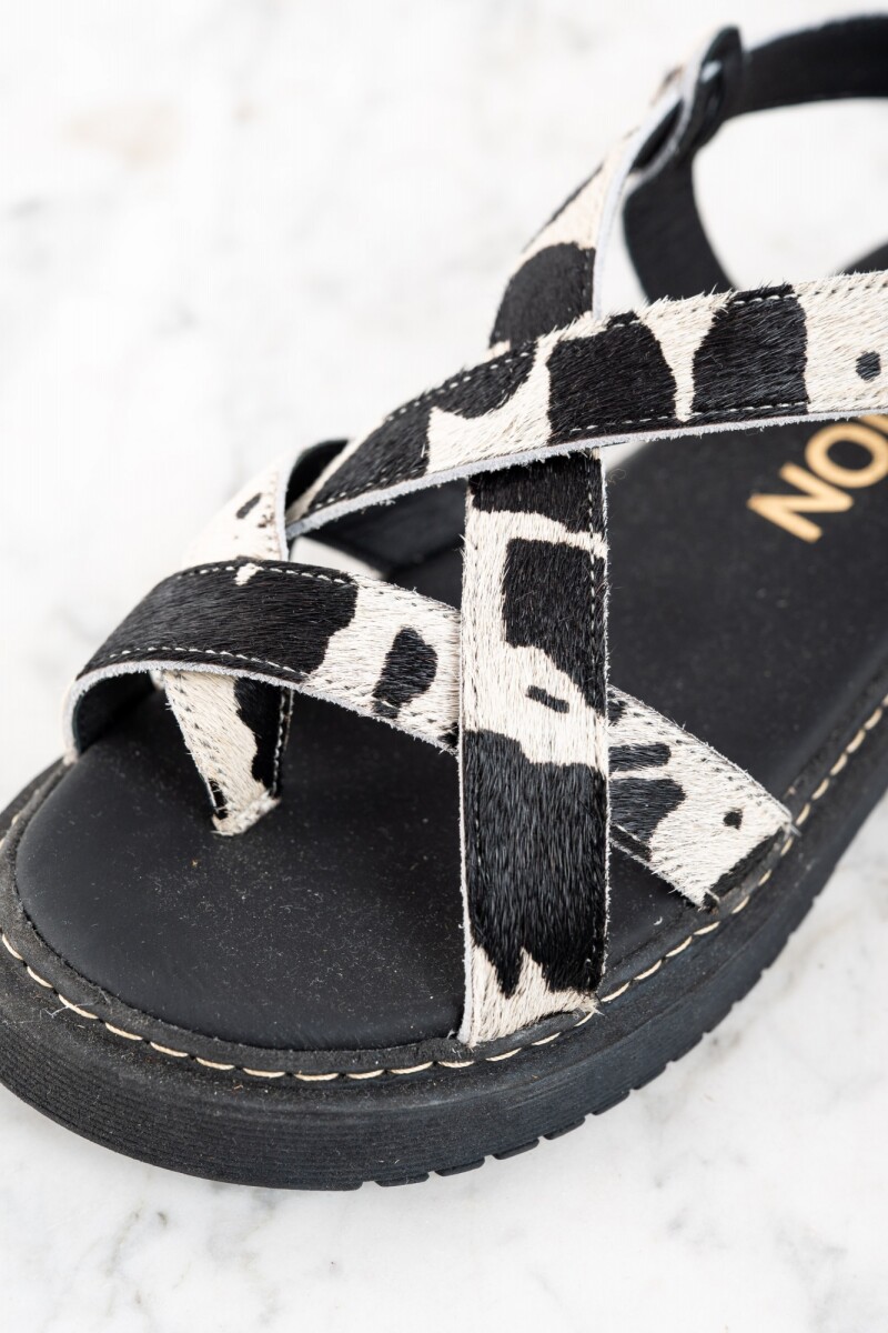 Sandalia Animal Print Cuero Vaca Negro