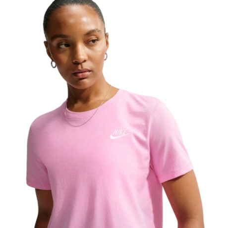 Remera Nike Club Essentials 621