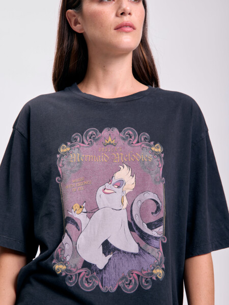 Remera oversize estampa Ursula Negro
