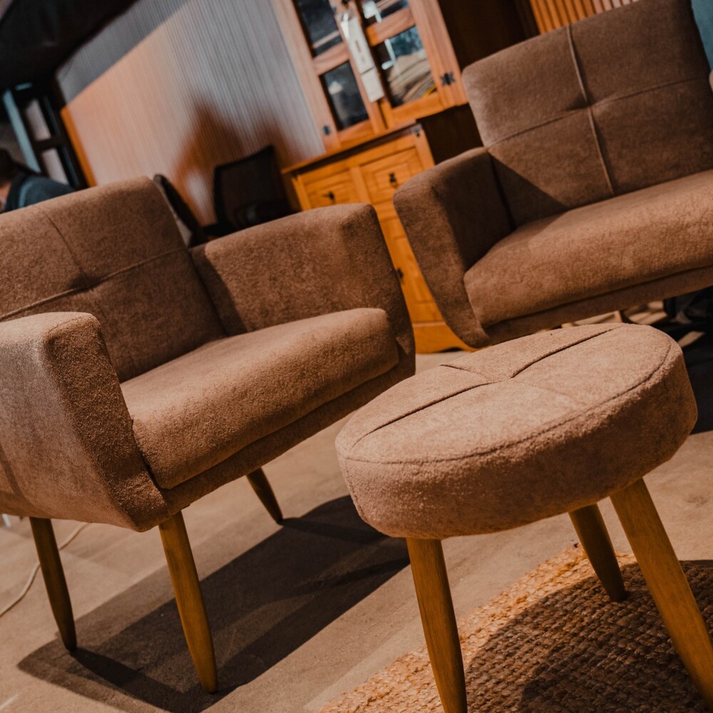 Kit 2 Poltrona + Puff Havana Marron Kit 2 Poltrona + Puff Havana Marron