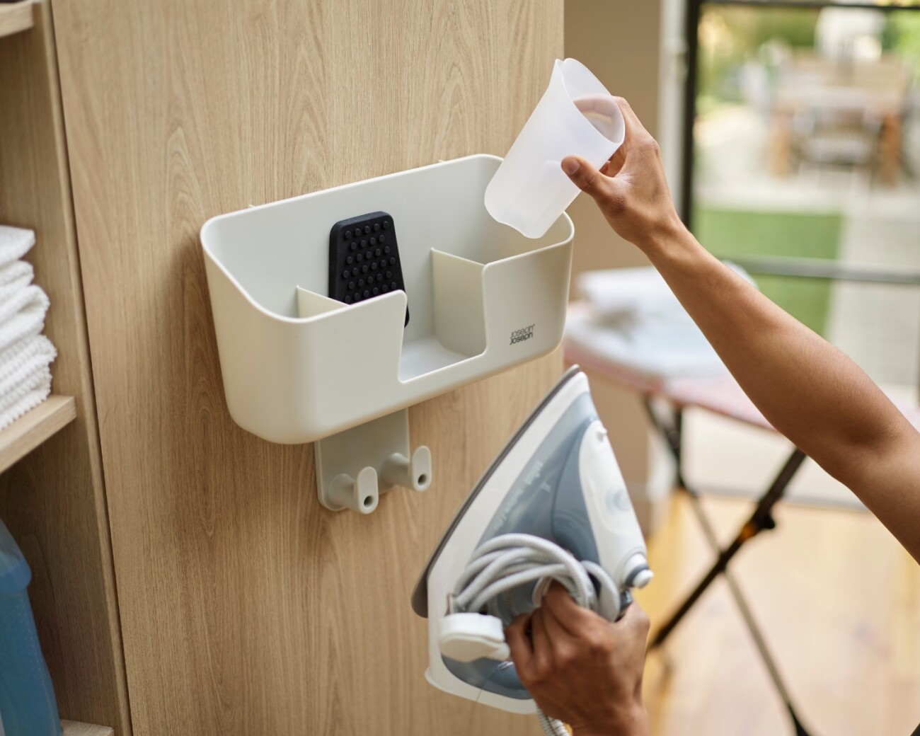 Organizador de Pared para Plancha y Tabla de Planchar Joseph Joseph IronHub™ Organizador de Pared para Plancha y Tabla de Planchar Joseph Joseph IronHub™