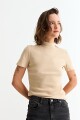 Remera m/c con cuello media polera BEIGE