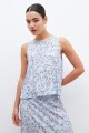 Blusa con estampa floral celeste