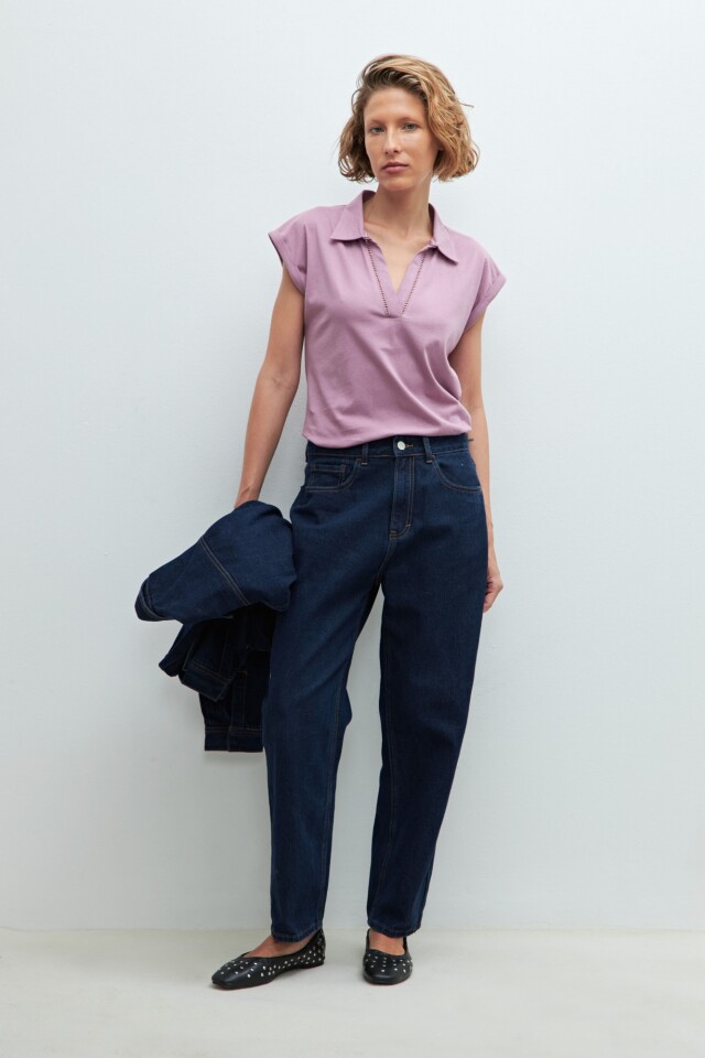 Remera cuello polo con vainillas lavanda