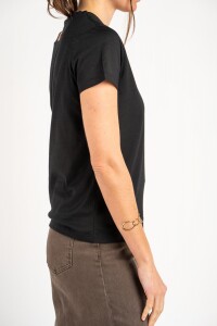 Remera Escote V Algodón Negro