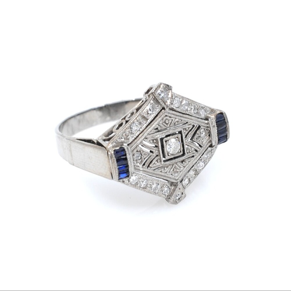 Anillo 18k estilo antiguo zafiros sintéticos,brillantes y diamantes Anillo 18k estilo antiguo zafiros sintéticos,brillantes y diamantes