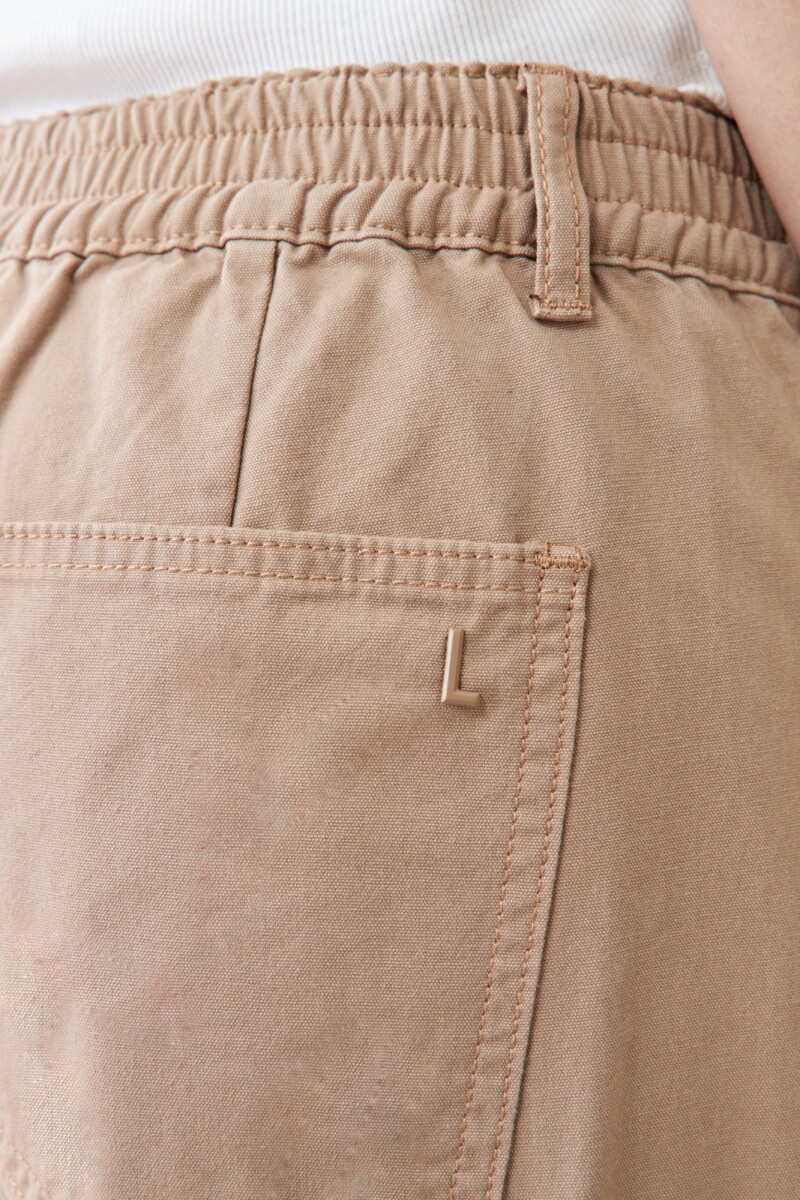 Pantalón recto con pespuntes tostado