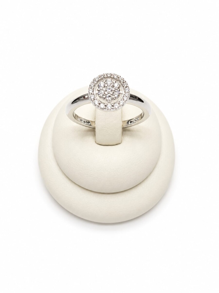Anillo con circulo al centro de zirconias 