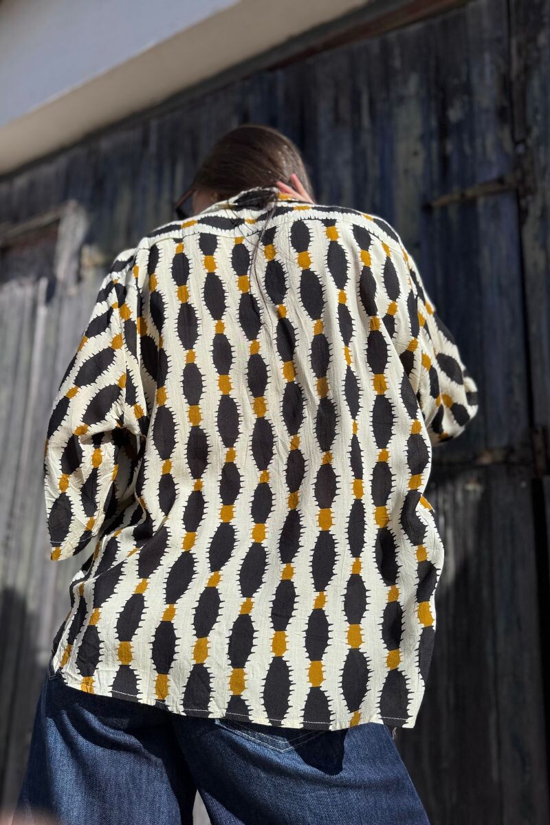 Camisa Flora Estampado negro, blanco y mostaza