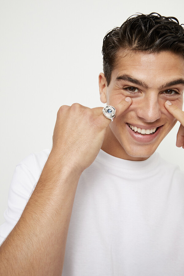 ANILLO TIPO SELLO EN ALEACIÓN DE METALES BAÑADO EN PLATA DE LEY EN FORMA DE OJO CON CRISTAL FACETADO AZUL Anillo