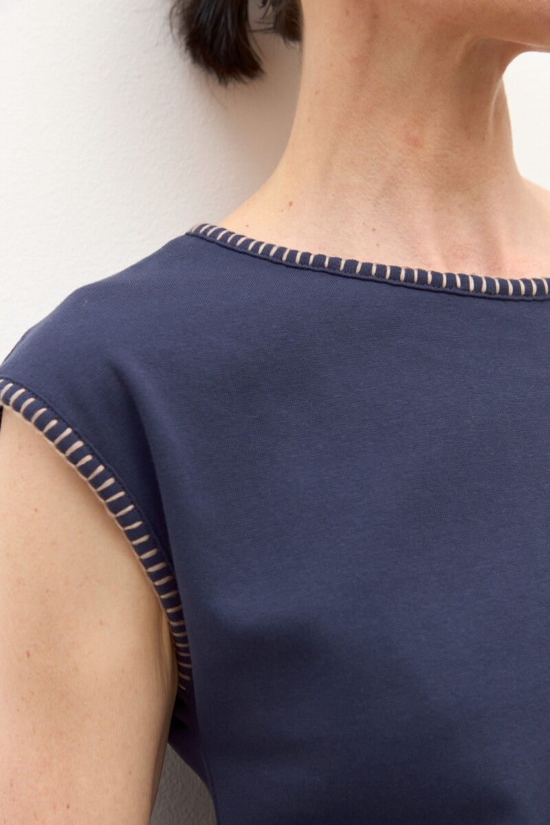 Remera con bordado azul marino