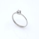 Anillo solitario en oro 18k blanco y brillante central. Anillo solitario en oro 18k blanco y brillante central.