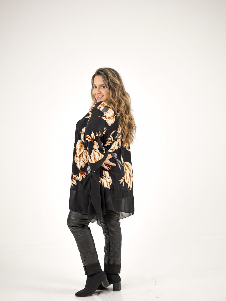 Blusa over size de viscosa elastizada, de base negra. Naranja