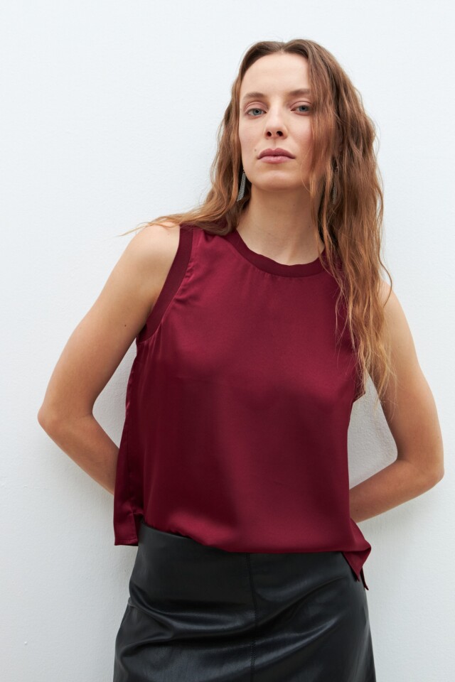 Blusa satén bordo