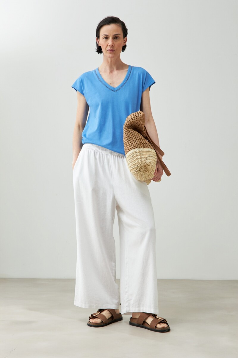 Remera con detalle trenza azul regata