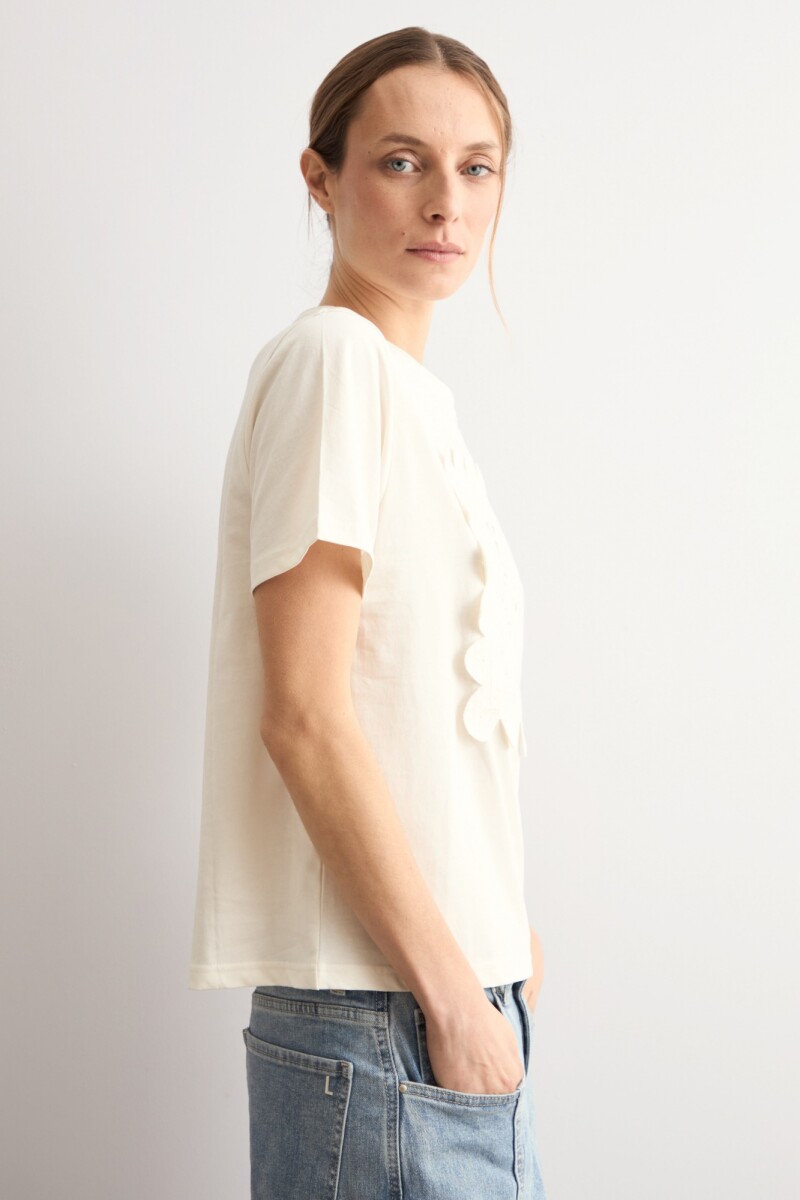 Remera aplique de crochet crudo