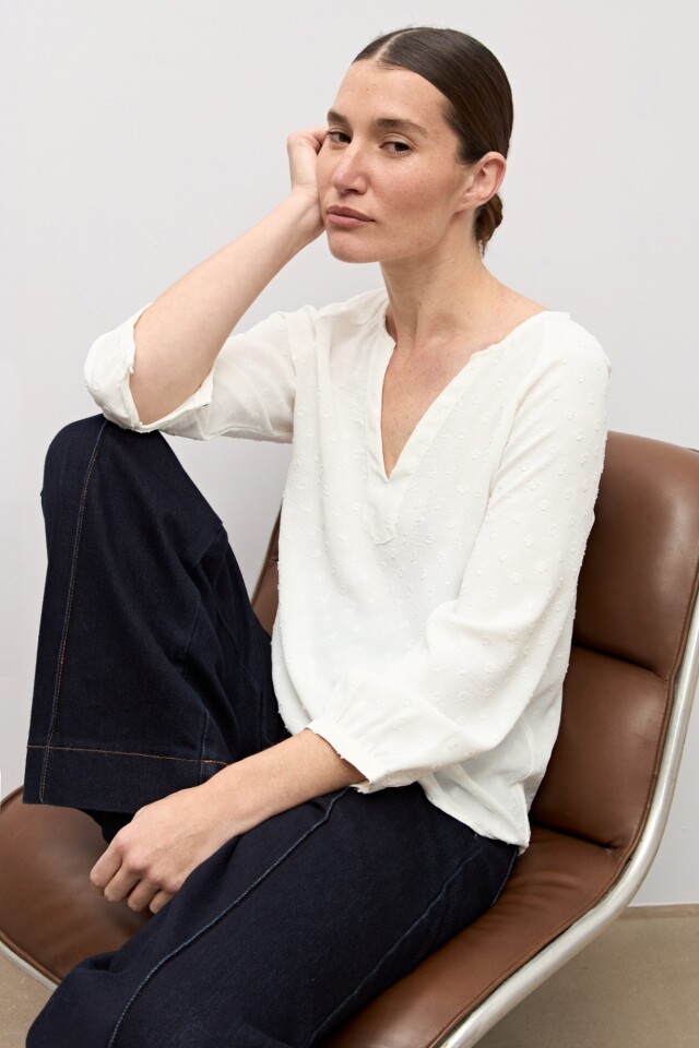 Blusa plumeti escote V crudo