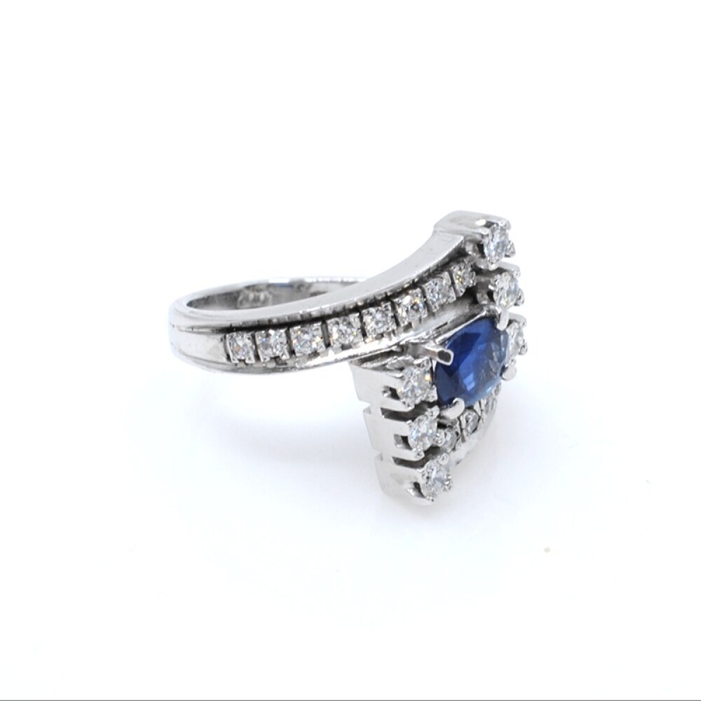 Anillo en oro 18k blanco , brillantes y zafiro Anillo en oro 18k blanco , brillantes y zafiro