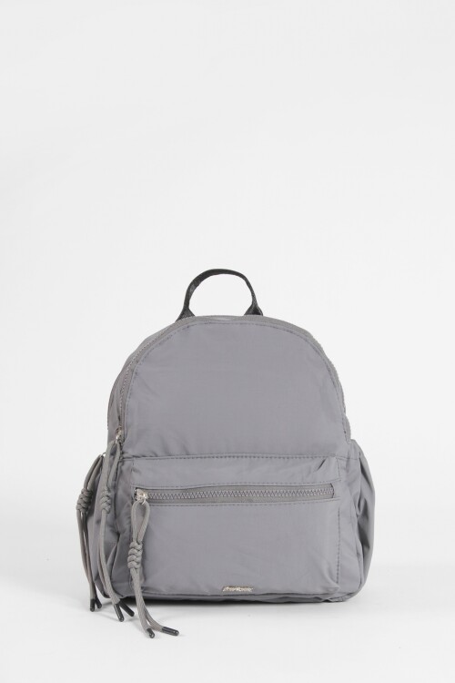 Mochila mediana cierres con strap carry gris