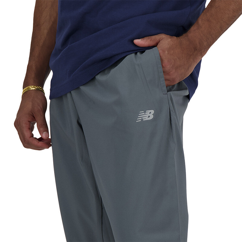 Pantalón New Balance Sport Essentials Woven Jogger Gris