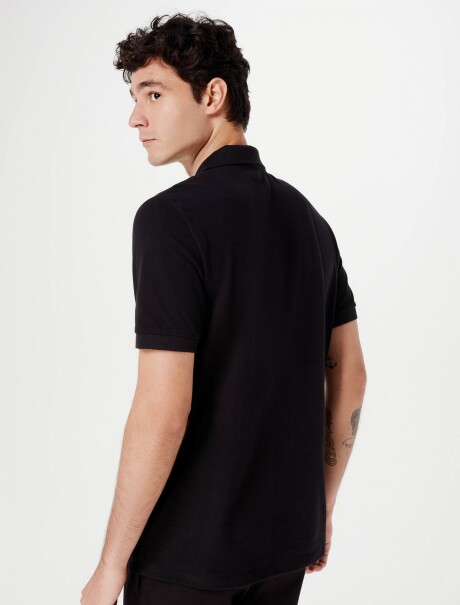 CAMISETA BÁSICA CON CUELLO NEGRO