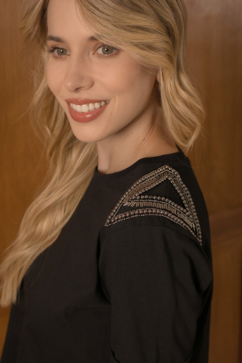 Remera con Bordado. - NEGRO 