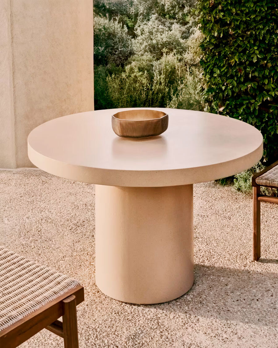 Mesa redonda Aiguablava de cemento beige Ø 120 cm. Mesa redonda Aiguablava de cemento beige Ø 120 cm.